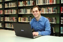 Antonius Hegyes studiert Informatik an der Jacobs University Bremen. Der 20-Jährige ist in so vielen Projekten aktiv, dass er bereits vom Deutschen Akademischen Austauschdienst für sein soziales Engagement ausgezeichnet wurde. (Foto: Thomas Poppig)