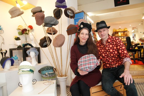 Als selbstständige Modistin ist Kay Schmitz seit 2008 im Hutgeschäft und betreibt mit ihrem Lebensgefährten Marco Pick das Atelier "Hats on stage" in Bremen. (Foto: Pressedienst Bremen)