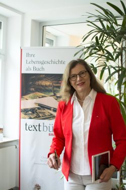 Die Bremer Autorin Christiane Brunnée hat sich darauf spezialisiert, Lebenserinnerungen zu Papier zu bringen. Das Ergebnis: private Biografien, spannend erzählt und als Bildband gedruckt.